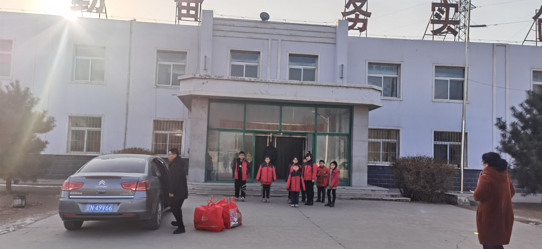 愛心幫扶貧困生，冰河助學(xué)暖人心