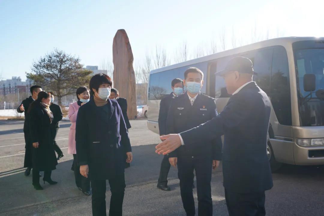 朝陽(yáng)副市長(zhǎng)、市公安局黨委書記、局長(zhǎng)趙丕顯帶隊(duì)參觀冰河集團(tuán)
